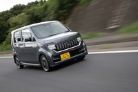 テスト車のボディーカラーは「カスタム」専用の「シャイニンググレーメタリック」。カスタムには単色7色、ツートン4タイプの全11種類をラインナップする。