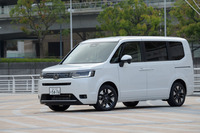 従来モデルよりひとまわりサイズが拡大した「ステップワゴン」。カクカクとした、フロントセクションが明確に突き出た2ボックスのスタイリングは、どこか初代や2代目をほうふつとさせる。(写真:向後一宏)