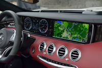 メーターは液晶表示。インストゥルメントパネルには、12.3インチの大型ディスプレイが2つ並ぶ。