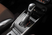 「フロンクス」のセンターコンソールに備わるシフトセレクター。トランスミッションにCVTを採用するライバルに対し、フロンクスは6段ATを用いている。