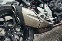 テールパイプが縦に2本配置されたマフラー。出力特性やレスポンスはもちろん、デザインやサウンドにも配慮したもので、アイドリング時には迫力ある重低音を、中高回転域では抜けのよさを味わうことができる。