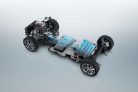 「プジョーe-208」のパワー/ドライブトレイン。エンジン車では主要コンポーネントの多くを完成車メーカーが内製できたが、EVではモーターやバッテリーなどを外部から調達することになる。