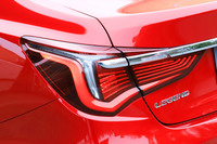 テールランプのデザインも、より先進的で存在感のあるものへと変更された。