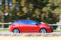 車両重量の増加と低重心化により、「e+」は標準車よりフラットで落ち着いた走りを実現した。