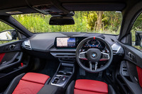 メーターパネルとコントロールディスプレイを一体化した横長の「カーブドディスプレイ」が置かれたインストゥルメントパネルは、BMWでおなじみのデザイン。前席まわりの基本的なレイアウトや装備は「1シリーズ」に準じたものになっている。
