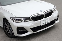 これまで2つに分割されていたキドニーグリルは、新世代のデザインコンセプトを用いた1つのフレームで縁取られる形状に変更されている。