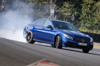 トラクションコントロールの介入度合いを細かく調整できる「C63 S」では、写真のように豪快なテールスライドにトライしやすくなった。