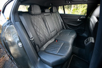 リアシートは6:4の分割可倒式で、中央席の背もたれには、左右席用のセンターアームレストとスルーローディング機構が備わっている。