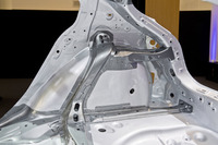 リアホイールハウス付近の骨格。多方向環状構造化を採用することにより、対角方向へ遅れなく力を伝達するのが狙いだ。