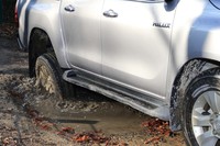 後輪のどちらかが接地していれば、左右後輪が直結状態となるリアデフロックを使用して、写真のようなぬかるみからも脱出が可能となる。