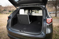 ラゲッジスペースには、7人乗車時でも9インチゴルフバッグを2個積めるスペースを確保。「Lパッケージ」にはパワーテールゲートが標準装備される。