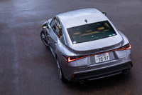 「レクサスIS」の2度目のマイナーチェンジモデルは2020年6月16日に概要が発表され、同年11月5日に販売がスタートした。今回の試乗車は、ハイブリッドモデルの「IS300h“バージョンL”」で、車両本体価格は600万円という設定。