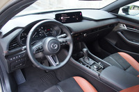 「マツダ3ファストバック レトロスポーツエディション」のインテリア。運転席10Wayパワーシート&ドライビングポジションメモリー機能や運転席&助手席シートヒーター、ステアリングヒーターなどが含まれる「ドライビングポジションサポートパッケージ」が標準で装備される。写真は北米仕様車。