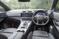 「フランスのモダニズムを余すことなく表現した」と説明される「リヴォリ」と名付けられたインテリア。ダッシュボードやドアパネルなどは、格子柄の入ったナッパレザーで飾られる。