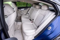 2950mmのロングホイールベースの恩恵で、後席はゆとりあるスペースが確保されている。シートバックは40:20:40の分割可倒式を採用。