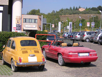 スーパーマーケットの店頭で。先代「フィアット500」と並ぶ「アルファ・ロメオ・スパイダー」の「シリーズ4」。2007年。