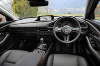 「Lパッケージ」の内装色はブラックとブラウンのツートンで、シートカラーには試乗車のブラックに加え、ピュアホワイトも用意されている。