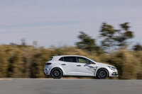 常にサーキットでのパフォーマンスを追求してきたR.S.のモデルだが、オープンロードでの走りもおろそかにはしていない。荒れた路面でも足はしなやかに動き、快適性と安定性を確保してくれる。