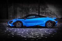 「765LTスパイダー」のサイドビュー。レーシングマシンの開発ノウハウを用いて空力特性に磨きがかけられており、ベースとなった「720S」よりもダウンフォース/ドラッグ比(L/D=空力効率)が、約20%向上しているという。ボディーサイズは、クーペの「765LT」と変わらず全長×全幅×全高=4600×1930×1193mm、ホイールベースは2670mmとなる。