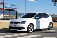 プルービンググラウンドでは、「フォルクスワーゲン・ポロ」のリアシートでネクセンタイヤの乗り味を体感。限定的な状況だったので確かなことは言えないが、ポロ用の純正装着タイヤが非常に高いドライグリップ性能を有していることだけは分かった。