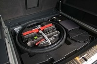 荷室のフロア下には、スペアタイヤやカーオーディオのウーファーなどが格納されている。