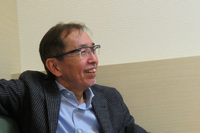 清水氏の“直球”に対し、時に厳しい表情で、時に笑顔を交えながら、答える中村史郎氏。