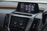 センターには、表示専用の上段(8インチ)とタッチパネル式の下段(7インチ)からなる、機能的な「ダブルディスプレイ」が備わる。