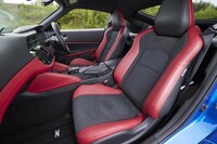 シート地は「バージョンT」「バージョンST」(写真)が本革とスエード調表皮のコンビタイプ、ベースグレードと「バージョンS」がファブリック。TとSTでは黒/赤のツートンに加え、黒のモノトーンの内装色も用意される。