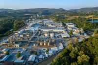 世界で唯一のアルカンターラの生産拠点であるネラ・モントロ工場。創業は1972年。今日における敷地面積は58万6000平方メートルで、研究開発や複合製造に取り組む89人を含め、全588人の従業員が働いている。