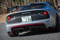 リアビューでは、新デザインのリアウイングに加え、2灯式のLEDヘッドランプも“380”シリーズの特徴となっている(他のモデルでは4灯式)。