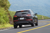 「DS 7クロスバック」は、ブランド初となる8段ATを採用。アイシン・エィ・ダブリュとの共同開発になるこのユニットは、全長を従来の6段ATと同等に抑えたことに加えて、軽量化も実現しているという。