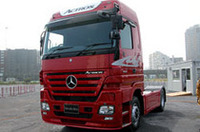 メルセデスベンツの大型トラック「アクトロス」。こちらは大きなキャビンを持つ「メガスペースキャブ」タイプだ。