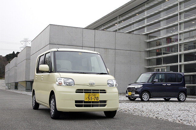 【スペック】
タント Xリミテッド(手前):全長×全幅×全高=3395×1475×1750mm/ホイールベース=2490mm/車重=930kg/駆動方式=FF/0.66リッター直3DOHC12バルブ(58ps/7200rpm、6.6kgm/4000rpm)/価格=132万3000円(テスト車=139万6500円/アジャスタブルパック=1万5750円/サポートパック=3万1500円/ETCユニット=2万6250円)