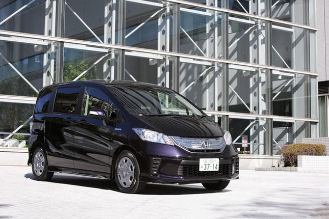 【スペック】全長×全幅×全高=4215×1695×1715mm/ホイールベース=2740mm/車重=1400kg/駆動方式=FF/1.5リッター直4SOHC8バルブ(88ps/5400rpm、13.5kgm/4200rpm)、モーター(14ps/1500rpm、8.0kgm/1000rpm)/価格=232万6500円(テスト車=263万7300円/車体色プレミアムプラキッシュパール=3万1500円/Honda HDDインターナビ+リンクアップフリー+ETC=27万9300円)