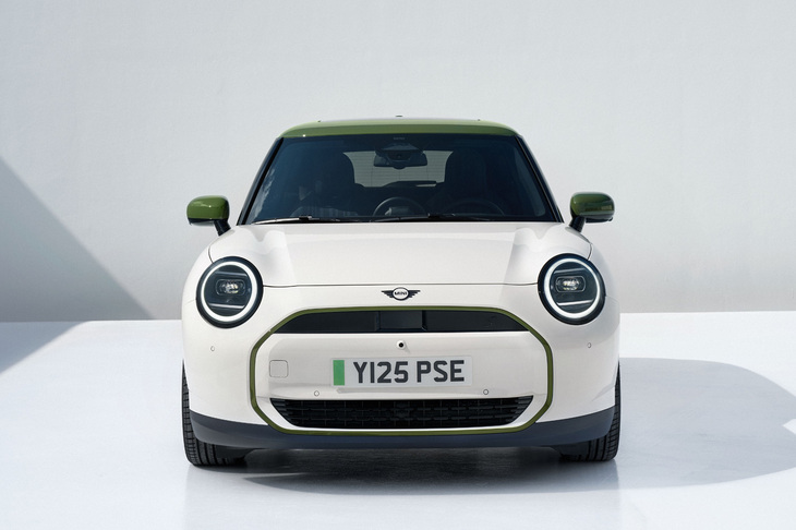 「MINIポール・スミスエディション」のフロントビュー。「ノッティンガムグリーン」と呼ばれる特別色がドアミラーやラジエーターグリルに採用される。