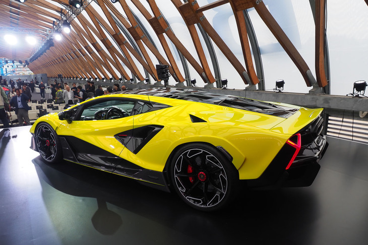 「フェノメノ」のリアビュー。フェノメノという車名は、2002年にメキシコのモレリアで闘った闘牛に由来するもの。