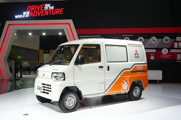 インドネシアの自動車ショーに出展された「三菱ミニキャブ ミーブ」(現:ミニキャブEV)。2023年12月に、現地の合弁会社ミツビシ・モーターズ・クラマ・ユダ・インドネシア(MMKI)で生産が開始された。