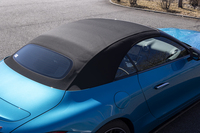 ソフトトップは黒が標準でグレーと赤がオプションだが、ボディーカラーによっては選べない場合もある。リアウィンドウは熱線入りだ。