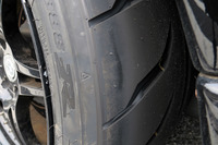 見よ、このエッジの立った深いグルーブを! 路面に引っつく感覚の強さも古いタイヤとは雲泥の差で、コーナリングも、直線での加速も気持ちいい。