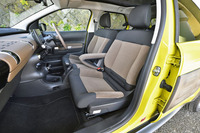 左右がつながったベンチシート風デザインの前席(2人用)。中央にアームレストが備わる。