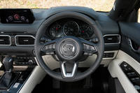 電動パワーステアリングの構造は、ステアリングコラムの回転をモーターでアシストするコラムアシスト式。比較的シンプルな方式だが、「CX-8」のステアフィールは違和感のないものに仕上がっていた。