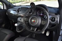 インレイにカーボンを用いたレザーとアルカンターラのコンビネーション仕上げとなる、スポーツステアリングホイールを装着。