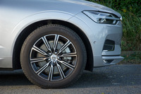 足元の仕様は19インチの10スポークホイールと、235/55R19サイズのタイヤの組み合わせ。オプションで20インチの8スポークホイールと255/45R20サイズのタイヤの組み合わせも用意されている。