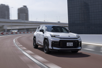 ハイブリッド燃費(WLTCモード)は21.5km/リッター。新型「RAV4」で一番良好なのはHEVの「アドベンチャー」の22.9km/リッターだが、大きくて重いバッテリーを積みながら6%ほどの落ち込みにとどめているのはさすが第6世代といえるだろう(車重は1990kgと1710kg)。