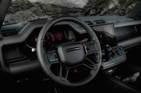 「ディフェンダー110オクタ ブラックP635」のインテリア。