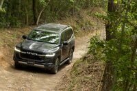 「さなげアドベンチャーフィールド」の林間コースを走る「ランドクルーザー“300”」。ボディーは巨大だが最小回転半径は5.9mに抑えられており、車体の見切りもいいので、こうしたコースでも意外とストレスがない。