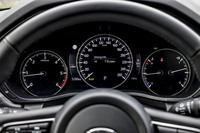 「CX-60 e-SKYACTIV Dプロトタイプ」のメータークラスター。今回の試乗車は、中央部が液晶ディスプレイ、左右はアナログメーターになっていた。