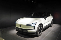 「EX30プラス シングルモーター」のフロントビュー。ボディーサイズは全長×全幅×全高=4235×1835×1550mm、ホイールベースは2650mmとなる。