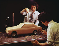 ここからはクレイモデルが登場する日産のオフィシャル写真より。1977年に発売された2代目「バイオレット」(A10)の、縮尺(4分の1か?)クレイモデルを製作中のカット。