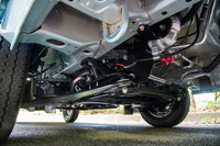 下まわりをフロント側から見たところ。サスペンションは、フロントがマクファーソンストラット式、リアが板バネを用いたリジッド式となっている。